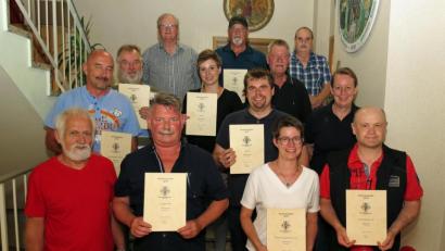 Bild: Dobmeier
Die Kgl. priv. Feuerschützengesellschaft 1507 Weiden mit Schützenmeister Johannes Breyer (links vorne) und stellvertretender Schützenmeisterin Claudia Glaubitz (rechts zweite Reihe) ehrte die Sportschützen Bild: Dobmeier