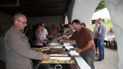 Bild: wro
Beim Büffet, das im Pfarrstadel auf die hungrigen Gäste wartete, konnte sich jeder nach Herzenslust bedienen.