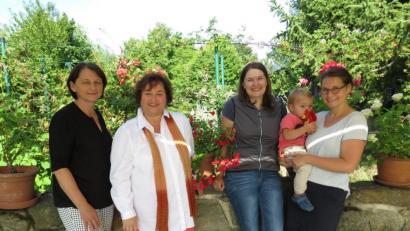 Bild: ubb
Johanna Zettl, Cornelia Stahl, Anja Stock und Susanne Lehner (v. li.) ziehen zufrieden Bilanz nach einem halben Jahr ihrer neuen Veranstaltungsreihe "Der Natur auf der Spur". Die monatlich thematisierten Kräuterführungen werden gut angenommen.