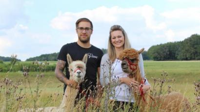 Bild: Evi Wagner
Anita und Michael Spangler aus Amberg haben die flauschigen Alpakas in ihr Herz geschlossen. Ein Leben ohne die MIni-Kamele können sie sich nicht mehr vorstellen.