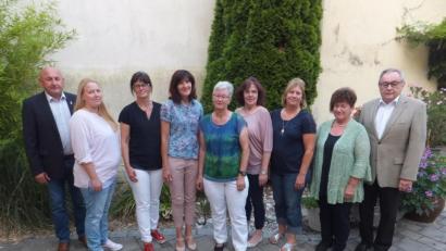 Bild: ibj
Der Gemeinderatskandidatin Evi Höllerer (vierte von links) gratulierten CSU-Vorsitzender Georg Götz, Diane Schoberth (JU), stellvertretende FU-Kreisvorsitzende Birgit Barth (von links), stellvertretender Landrat und Altbürgermeister Hans Kummert, stellvertretende FU-Kreisvorsitzende Brigitte Trummer, stellvertretende FU-Vorsitzende Anneliese Hoffmann, Claudia Graf und Klara Rauch) von rechts).