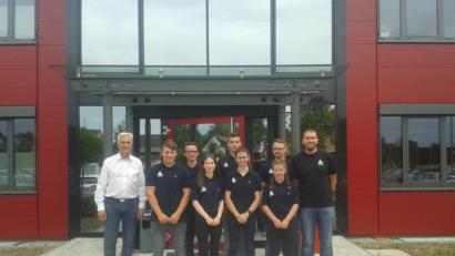 Bild: exb
Die FOS-Techniker zusammen mit Josef Andritzky vorm Eingang der Metallbau-Abteilung der Firma Kassecker.
