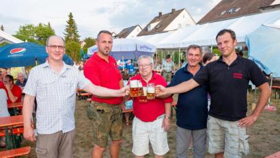 Bild: u
Zum 37. Mal organisiert Feuerwehr-Ehrenvorsitzender Artur Gleich (Mitte), tatkräftig unterstützt vom stellvertretenden FFW-Vorsitzenden Thomas Maier (links), die Kahlhofkirwa, deren Erlös der Feuerwehr zufließt. Mit ihm stoßen Vorsitzender Michael Schuminetz (Zweiter von rechts, Kommandant Sebastian Jasinsky (Zweiter von links) und sein Stellvertreter Claus Meyer (rechts) auf das Gelingen des Festes an.