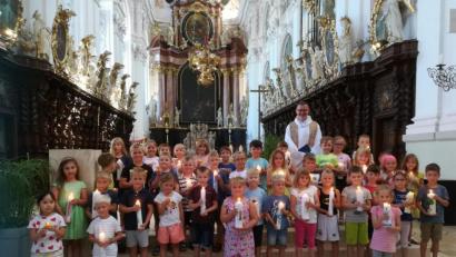 Bild: exb
Die Vorschulkinder beider Kinderhäuser zusammen mit Stadtpfarrer Thomas Vogl beim Tauferinnerungsfest in der Basilika.