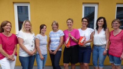 Bild: sl
Marga Beierl-Schieder, Renate Simon (von rechts) und Manuela Weißenburger (links) danken Kerstin Rauch und Stefanie Malzer (Dritte und Vierte von rechts) für ihre sportliche Tätigkeit und begrüßen zugleich ihre Nachfolgerinnen Miriam Ettl, Nina Sonnekalb und Katrin Baier (ab Zweite von links).