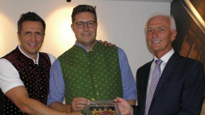 Bild: öt
Bürgermeister Peter König (von rechts) übergab an die Zahnärzte Dr. Michael Hösl und Dr. Martin Widenmayer zur Praxiseröffnung das Wappen der Gemeinde Neusorg.