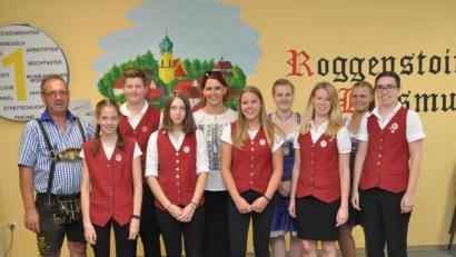 Bild: dob
Kapellmeister Josef Wolfrath ist mit seinen Ausbildern Kamilla Cretan (Mitte), Sophia Haupt (Zweite von rechts) und Katrin Zitzmann (Vierte von rechts) stolz auf den Musikernachwuchs. Sowohl D-1- als auch D-2-Prüfungen durften sich die Prüflinge an ihre Tracht heften lassen.