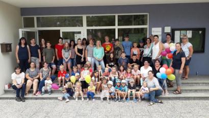 Bild: ak
Auch ehemalige Teilnehmerinnen verabschieden sich mit ihren Söhnen oder Töchtern von Claudia Böhm (sitzend, mit Kind auf dem Schoß), die nach zwei Jahrzehnten die Leitung der Eltern-Kind-Gruppe abgibt.