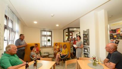 Bild: bey
Bürgermeisterin Tanja Schiffmann (Zweite von rechts) appelliert bei der Eröffnung des Bürgertreffs im Benefizium an die Bürger Parksteins und die Vereine, diese Räume mit Leben zu erfüllen. Diesem Wunsch schloss sich Stadtplaner Armin Juretzka (sitzend, rechts) an.