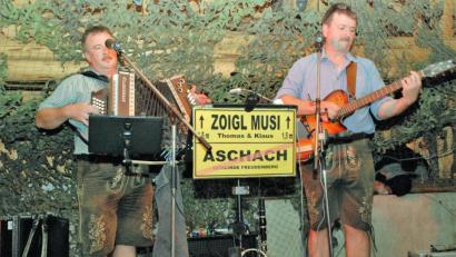 Bild: sche
Gar nicht selbstverständlich ist es, 25 Jahre in gleicher Besetzung auf der Bühne zu stehen wie Thomas Rembold und Klaus Weigl (von links) von der Zoigl-Musi.