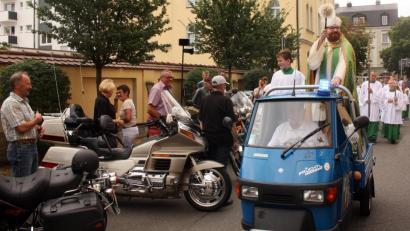 Bild: R. Kreuzer
Von einem Dreirad aus segnete Kaplan Pater Johannes Bosco beim Motorradgottesdienst die vielen Zweiräder.