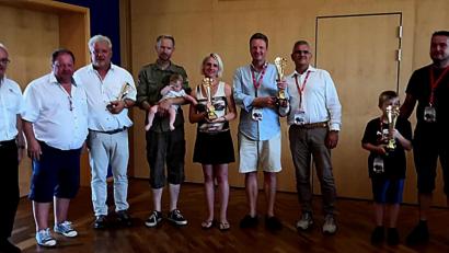 Bild: zer
Das sind die Sieger der Oldtimer-Rallye, die diesmal in Neustadt startete. Präsident Manfred Gärber und Organsiator Konrad Fischer (von links) gratulieren zum Erfolg.