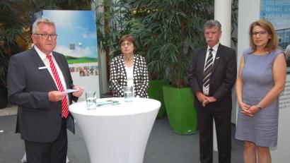 Bild: Hirsch
Das Vorstandsmitglied der Sparkasse, Wilfried Bühner, zweite Vorsitzende Gisela Pöhler, stellvertretender Landrat Jakob Scharf und dritte Bürgermeisterin Martina Englhardt-Kopf eröffneten die Ausstellung in der Sparkasse.