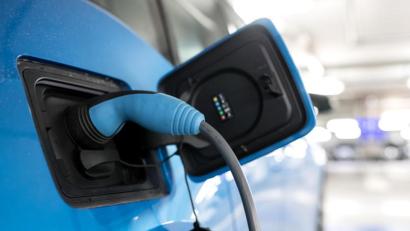 Bild: Sven Hoppe/dpa
Ein Elektroauto an einer Ladestation. Noch kommt die Verkehrswende nicht in Schwung.