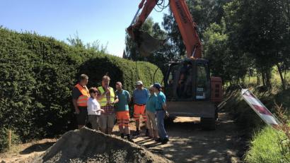 Bild: eig
Die Dorferneuerung in Wilchenreuth hat begonnen: Bauleiter Stefan Haupt (Hartinger-Tiefbau Kleinschwand), Bürgermeisterin Marianne Rauh, Ingenieur Gunther König (IBK Weiden), die Bauhof-Mitarbeiter Manuel Hausner und Christian Schwägerl und die Anwohner Dr. Gotlinde Donhauser und Maik Hofmann (von links).