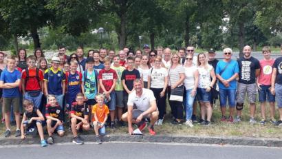 Bild: Huberth Rosner/exb
Die Fußballfans mit Huberth Rosner (kniend Mitte) vor der Abreise zum Spiel.