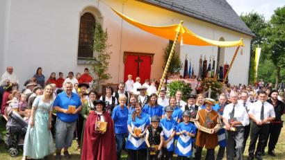 Bild: es
Mehrere Generationen von Reitern kommen schon seit vielen Jahren zum St.Jodok-Ritt nach Tännesberg. Für ihre langjährige Treue werden sie von Benedikt Uhlemann (rechts) und Rebekka Fischer (links) vom Jodokritt-Verein geehrt.