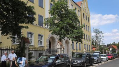 Michael Ponsel und Stefan Luttenberger vom ACE (von links) haben an der Max-Josef-Schule an einem exemplarischen Tag genau nachgezählt: Nicht alle, aber 87 Prozent der per Auto ankommenden Abholer verhielten sich falsch. Die Hälfte ließ Kinder auf der Fahrbahnseite einsteigen.