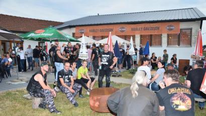 Bild: fjo
Auf dem weitläufigen TSV-Areal genoss viel Publikum die Atmosphäre beim Jubiläumsfest der "Harley-Freunde".
