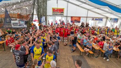 Bild: gud
Verdienter Gewinner bei den Herren war der SV Koweg Görlitz. Sogar der Endspielgegner und weitere Teams standen bei der Siegerehrung Spalier für den mittlerweile 3-fachen Turniersieger. Als Lohn dürfen sie den Wanderpokal nun behalten.