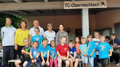 Bild: weu
Kinder, Jugendliche und auch Eltern hatten viel Spaß am Tennisnachmittag. Neben den Trainern Nikolai Welnhofer (links) und Andro Sucharda (Dritter von links) bemühten sich auch Johann Ferstl sowie Regina (Vierte von links) und Peter Frauendorfer um Nachwuchs und Gäste. TC-Vorsitzende Vlasta Vavrinova (Zweite von links), dankte allen Ehrenamtlichen.