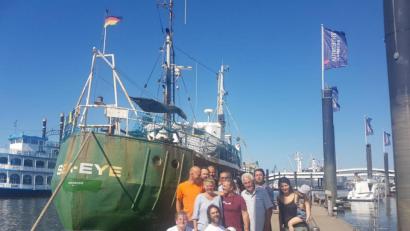 Bild: exb
Andreas Meyer (Dritter von rechts) mit der Crew um Sea-Eye-Gründer Michael Buschheuer (vorne, rechts) und dessen Familie bei der letzten Fahrt des Rettungsschiffes von Portimão nach Hamburg.