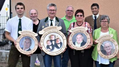 Bild: rgr
Rudolf Prölß (Dritter von links) ist der Gewinner der Drillings- und von einer Gedächtnisscheibe. Auch Marianne Prölß (rechts) und Sandra Schneider (Dritte von rechts) sind erfolgreich.