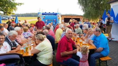 Bild: no
Herrliches Wetter herrscht beim Festbetrieb in Püschläg.