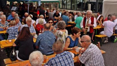 Bild: R. Kreuzer
Tische und Bänke sind gut besetzt, wenn die Siedlergemeinschaft Eigenheim Mooslohe Sommerfest und ihren 60. Geburtstag feiert.