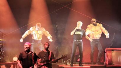 Bild: stg
Mit ihrer Abschiedsshow "1000 Jahre EAV..." begeisterten die Austria-Rocker am Montagabend auf der ausverkauften Luisenburg.