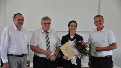 Bild: ak
Die Bürgermeister Rudi Heier, Manfred Porsch (von links) und Wolfgang Hübner verabschieden Simone Walter (von rechts) aus dem Gemeinderat.