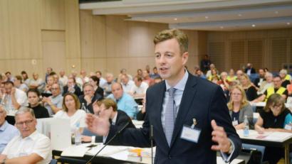 Bild: Gabi Schönberger
Landrat Oliver Bär aus Hof ist persönlich angereist, um die Interessen seines Kreises und seiner Bürger zu vertreten. "Wir vermissen die Unterstützung politischer Mandatsträger aus Tirschenreuth, Neustadt und Weiden", hat Josef Langgärtner von der Bürgerinitiative Neustadt-Weiden dagegen bei der vorangegangenen Demonstration erklärt.