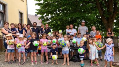 Bild: fpoz
Im Bild das Erzieherteam mit den "Piccolino"-Kindern sowie Holger Legat und Mario Bauer vom SV Poppenreuth.