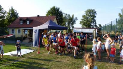 Bild: exb
Bei brütender Hitze starten 22 Erwachsene am Sportplatz in Mitteldorf zum 6. Wurzer Hobbylauf.