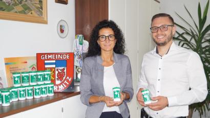 Bild: du
Die Leiterin der Sparda-Bank-Filiale Weiden, Tanja Hochholzer, übergibt Bürgermeister Ernst Lenk als Spende 300 Notfalldosen im Wert von 500 Euro.