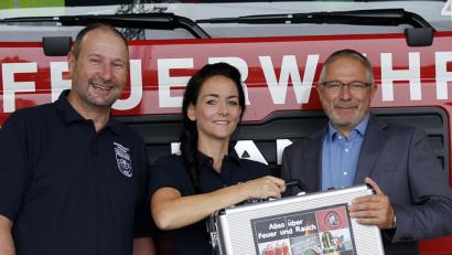 Bild: zer
Die Jugendwehr freut sich über die Spende eines Brandschutzkoffers. Von links Martin Hastler, Corinna Zintl und Andreas Krenn.