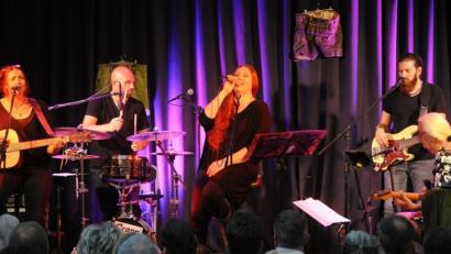 Bild: gf
D’Raith Schwestern Susanne (links) und Tanja (Zweite von rechts) lassen es mit ihrer Band beim Sommerfestival krachen.