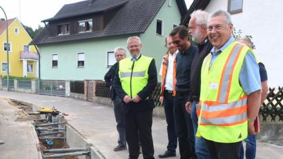 Bild: Hirsch
Werkleiter Walter Zurek (rechts) informierte Oberbürgermeister Andreas Feller (links) über die Baumaßnahmen in Klardorf.