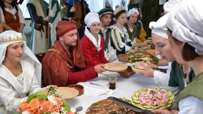 Bild: Wolfgang Steinbacher
Annika Stinner und Martin Saloga verkörperten beim Brunnenfest 2017 das Brautpaar.
