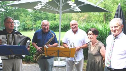 Bild: do
Dr. Georg Bayerl, Heinrich Kohl und Reinhold Meier (von links) lassen Brigitta Rodler zu ihrem 70. Geburtstag musikalisch hochleben. Ehemann Raimund (rechts) freut sich mit.