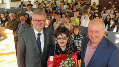 Bild: Wolfgang Steinbacher
Eingerahmt von Festival-Leiter Misha Quint (rechts) und Bürgermeister Michael Göth, durfte sich Festival-Koordinatorin Christl Pelikan-Geismann beim Stadtempfang am Mittwoch über Blumen freuen.