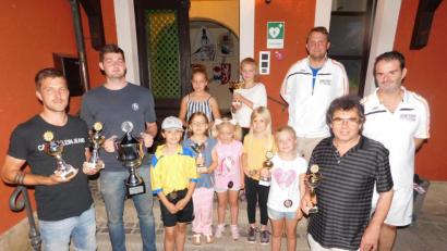 Bild: hai
Norbert Schecklmann (rechts), der Vorsitzende der Tennisfreunde, und Sportwart Matthias Keck (Dritter von rechts) gratulieren den Erstplatzierten Johannes Ruder (Herren-Doppel), David Busch (Herren-Doppel und -einzel), Emma Kreutzer (Bambini), Eva-Maria Biersack, Magdalena Biersack, Tessa Wildner (jeweils Kinderwettbewerb), Hanna Steuber (Bambini), Ellen Kreutzer, Maia Wildner (beide Kinderwettbewerb), Stopfer Alfons (Senioren-Einzel).