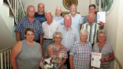 Bild: Dobmeier
Der Postsportverein Weiden ehrte langjährige Mitglieder und dankte Gründungsmitglied Erika Haimerl mit einem Geschenkkorb für ihr Engagement in der Damengymnastik als Abteilungsleiterin.