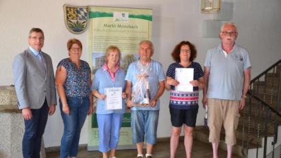 Bild: gi
Bürgermeister Hermann Ach (links) zeichnete die treuen Urlaubsgäste Ingrid und Günter Watolla zum 20. und Heinz-Georg Hülsmann (rechts) zum 30. Aufenthalt aus.