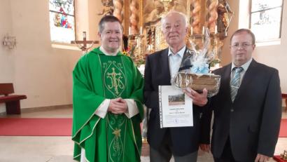 Bild: gis
Hans Bauer (Mitte) war über 50 Jahre Kirchenpfleger. Dafür danken ihm Pfarrer Ferdinand Weinberger (links) und der neue Kirchenpfleger Hans-Georg Braun (rechts).