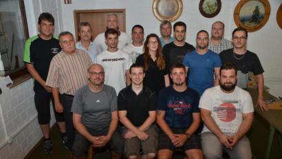 Bild: dob
Der langjährige Sportleiter Robert Diermeier (links) gab nach dreizehn Jahren sein Amt ab. Rainer Hengstl, Dominik Schürz, Mathias Vay udn Adrian Ratka (sitzend, von links nach rechts) stehen nun neu in den nächsten beiden Jahren in der Verantwortung.