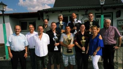 Bild: gf
Die erfolgreichsten Darter der Saison mit (von links) Kümmersbrucks stellvertretenden Bürgermeister Hubert Blödt, Ambergs Bürgermeister Martin Preuß, Dartclub „Glory Seven“-Vorsitzender Peter Ritter und 2. Vorsitzenden Daniel Birkholz.