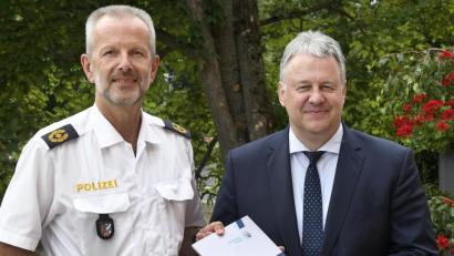 Bild: Petra Hartl
Landrat Richard Reisinger (rechts) hält den Sicherheitsbericht in den Händen, den ihn Polizeivizepräsident Thomas Schöniger überreichte.