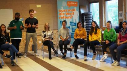 Bild: weu
Die zwei Moderatoren Simal Bervari und Jerome Schwappach (stehend, von links) und die Mitarbeiterinnen Pia Bittner und Esther Mankin (von rechts) von der Deutschen Kinder-und Jugendstiftung diskutierten bei einem Workshop im Mehrgenerationentreff über das Thema „Jugend-Engagement“.
