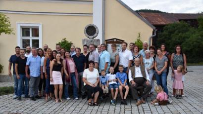 Bild: luk
Es kommt nicht oft vor, dass sich die ganze Familie von Hans Lukas (sitzend rechts, mit seinen Enkeln und Ehefrau Sieglinde) trifft. Sein 70. Geburtstag ist aber ein solcher Anlass.
